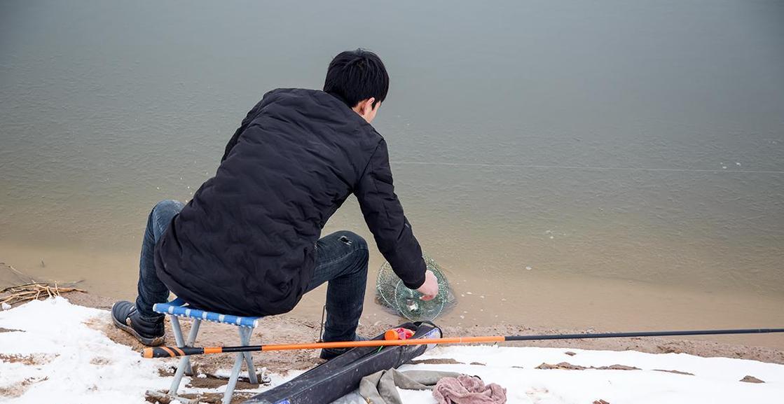 雪天钓鱼攻略（精心设计的小游戏让你在雪天中感受钓鱼的乐趣）